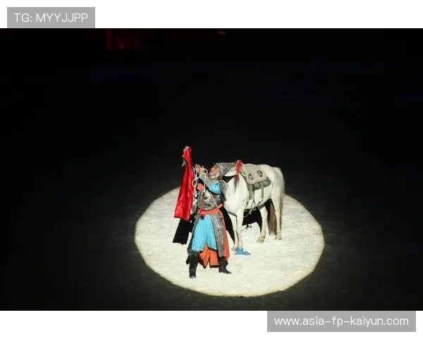 夜间马术赛场景别具一格，观众反响热烈，夜间马戏团